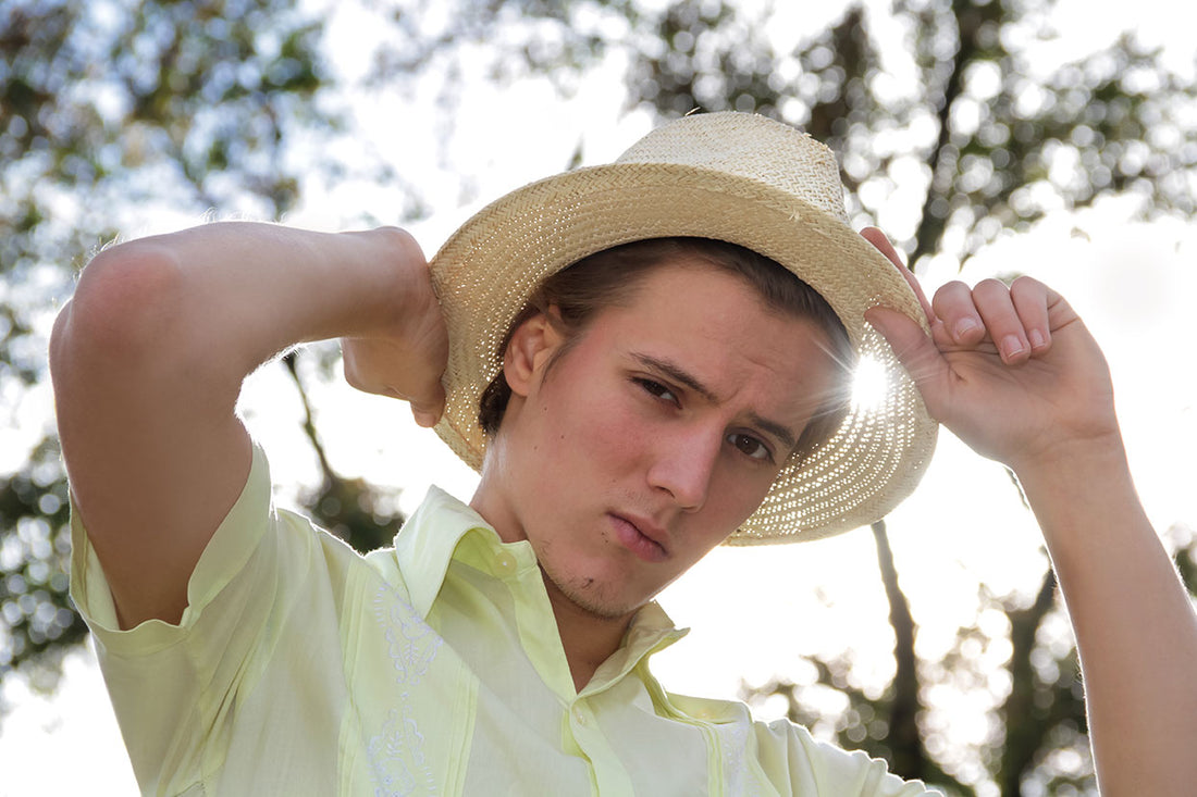 Portrait Jugendlicher Latino Kubaner in traditioneller Guayabera